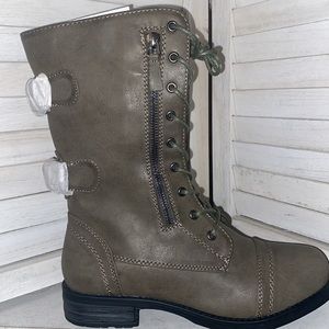 Ladies boots, high top, size 8.